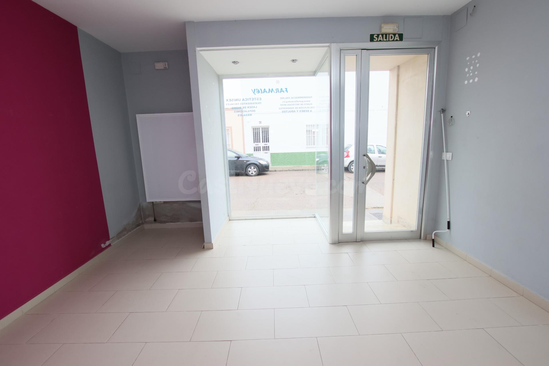 Local con posibilidad de cambio de uso a vivienda en Montijo - foto 3