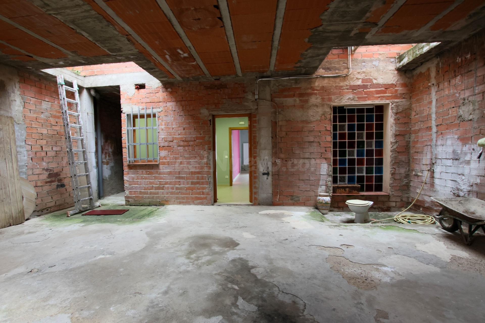Local con posibilidad de cambio de uso a vivienda en Montijo - foto 4