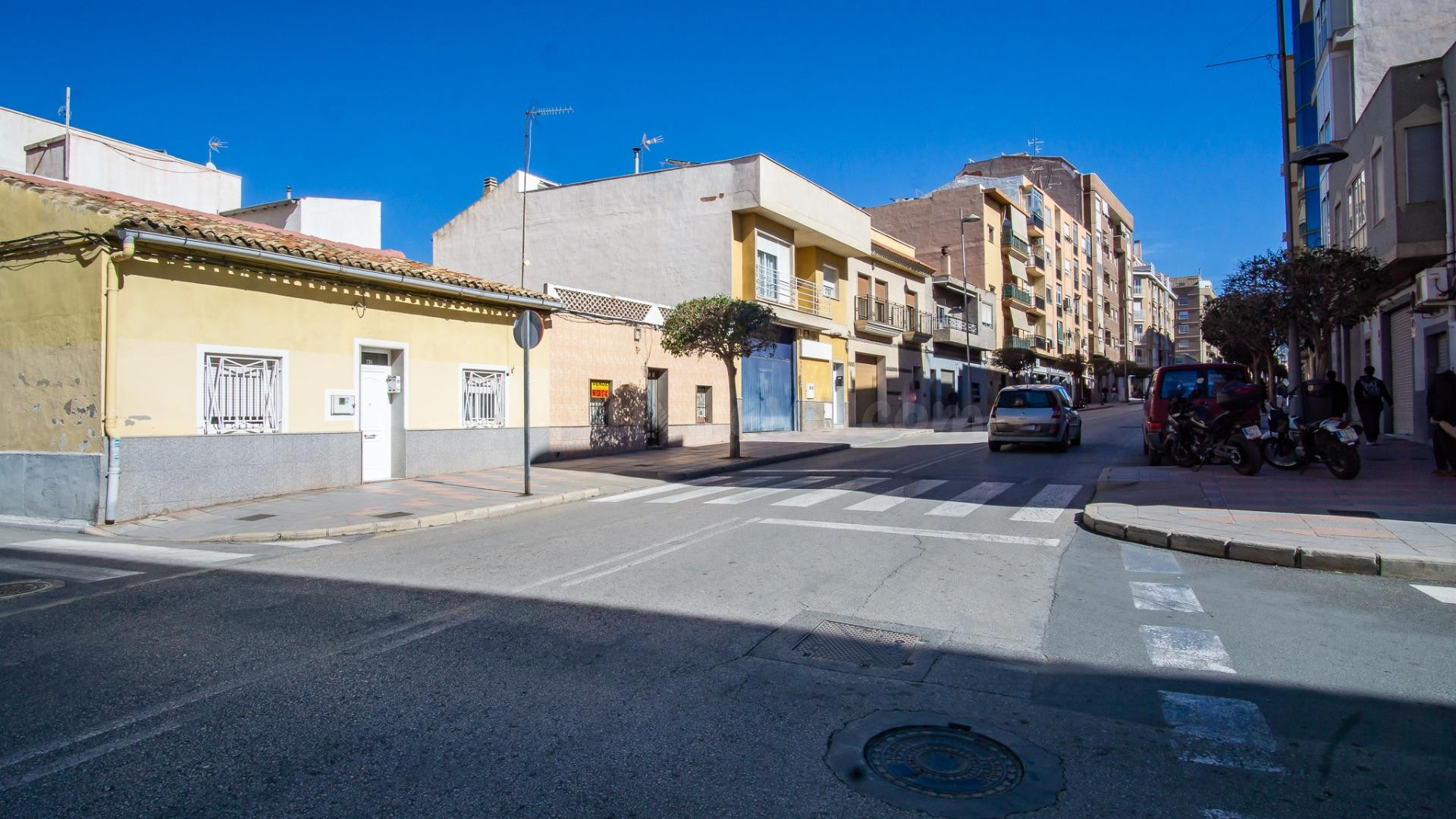 Casa solar de 131 m2 en Avenida de Elda, en Petrer - foto 2