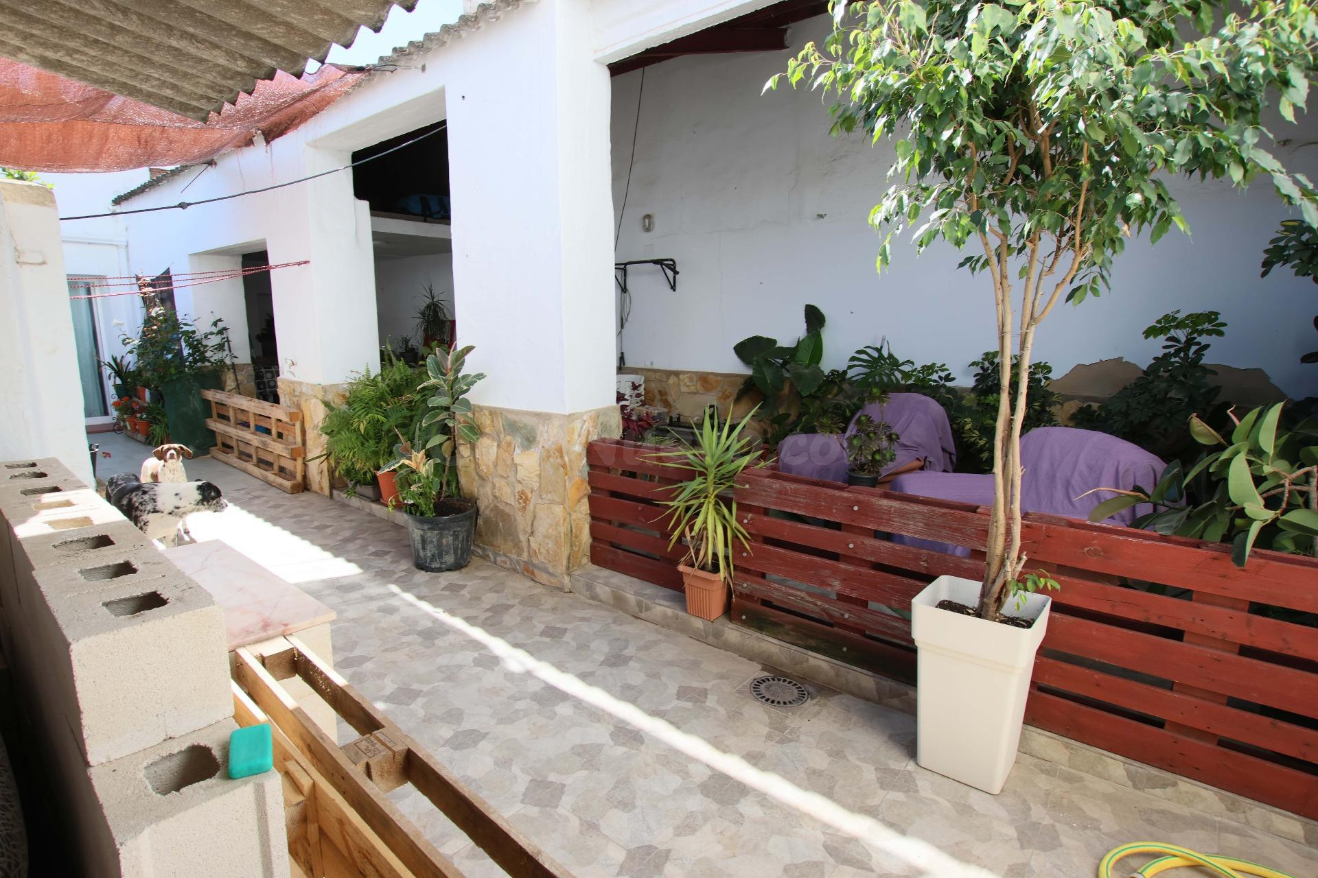 CASA DE ESQUINA CON SALIDA A DOS CALLES - foto 5