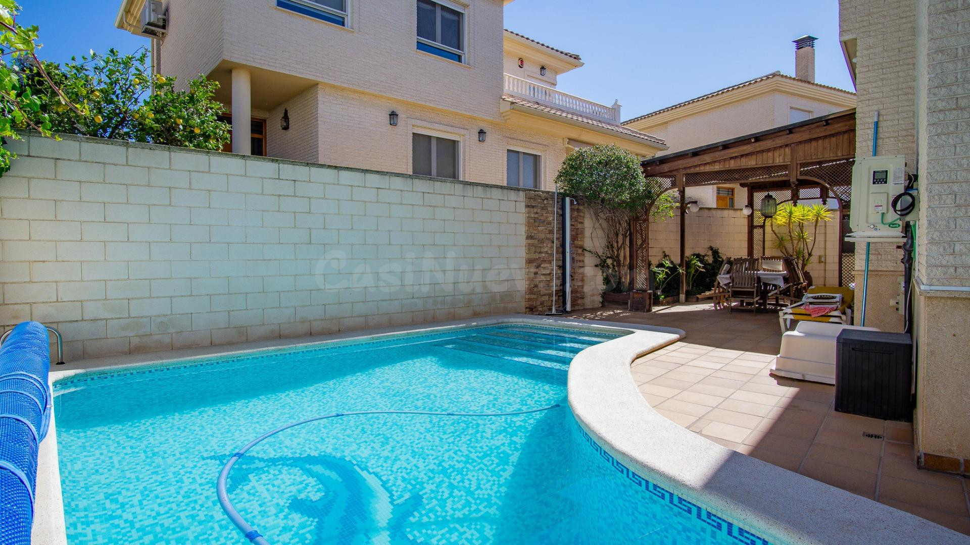 Chalet en zona Barrio San José de Petrer con piscina privada