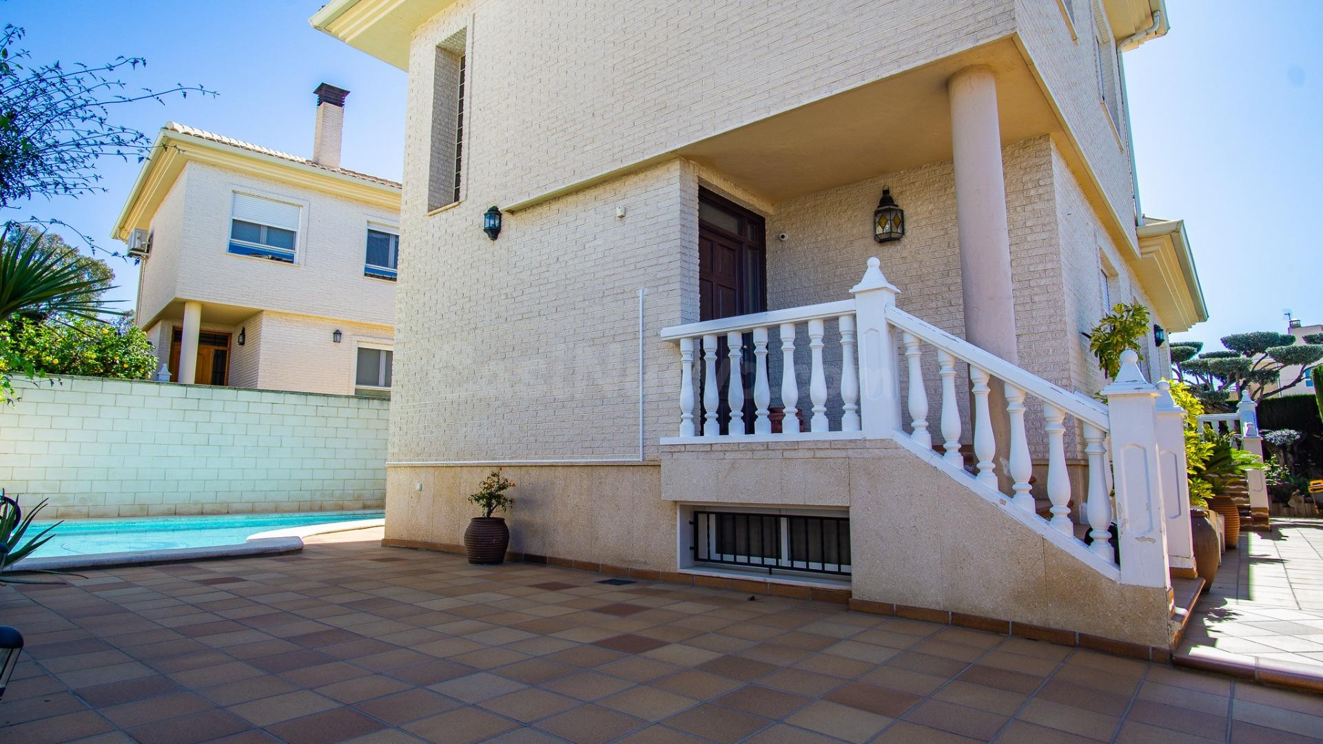 Chalet en zona Barrio San José de Petrer con piscina privada - foto 2