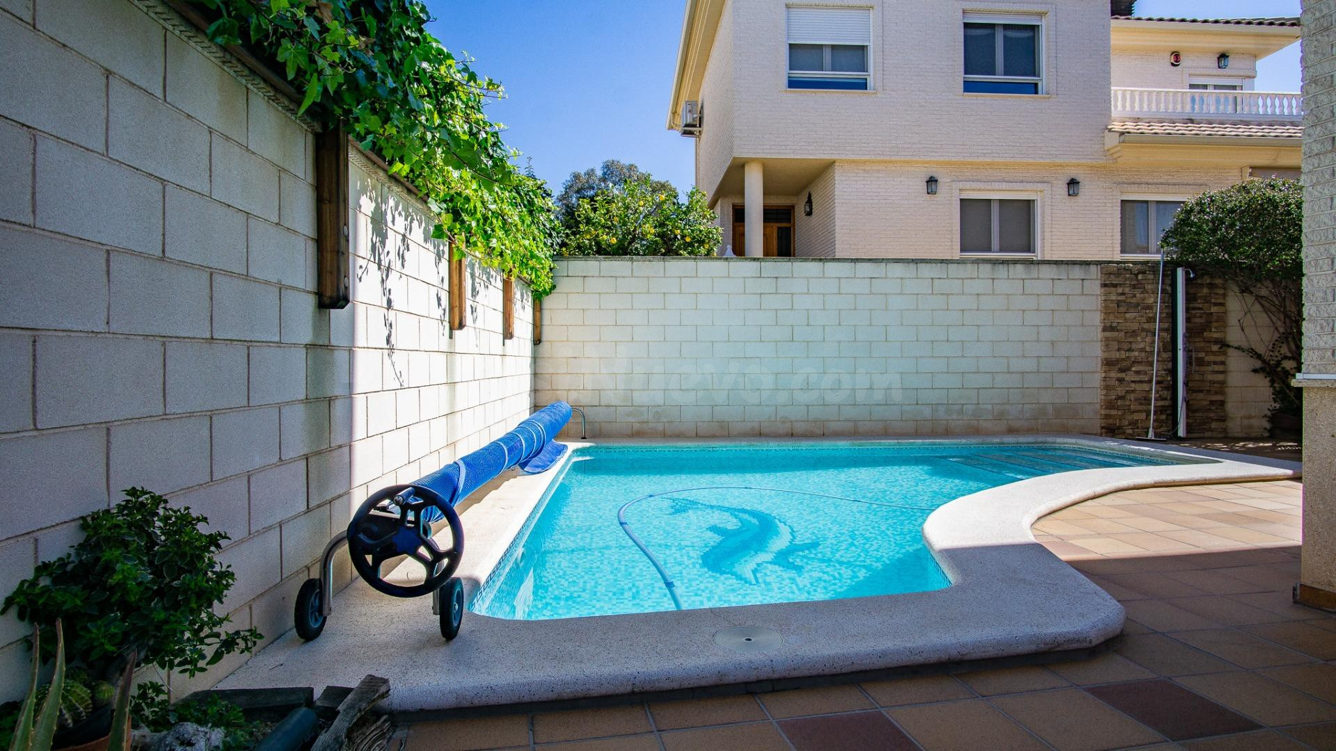 Chalet en zona Barrio San José de Petrer con piscina privada - foto 4