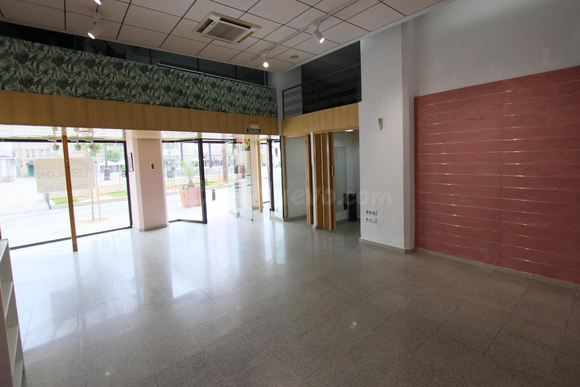 Magnífico local comercial en pleno corazón de Montijo. - foto 3