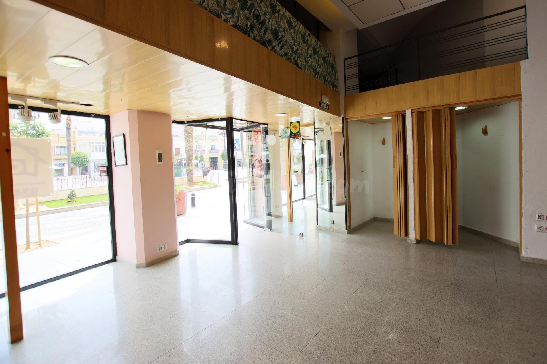 Magnífico local comercial en pleno corazón de Montijo. - foto 5