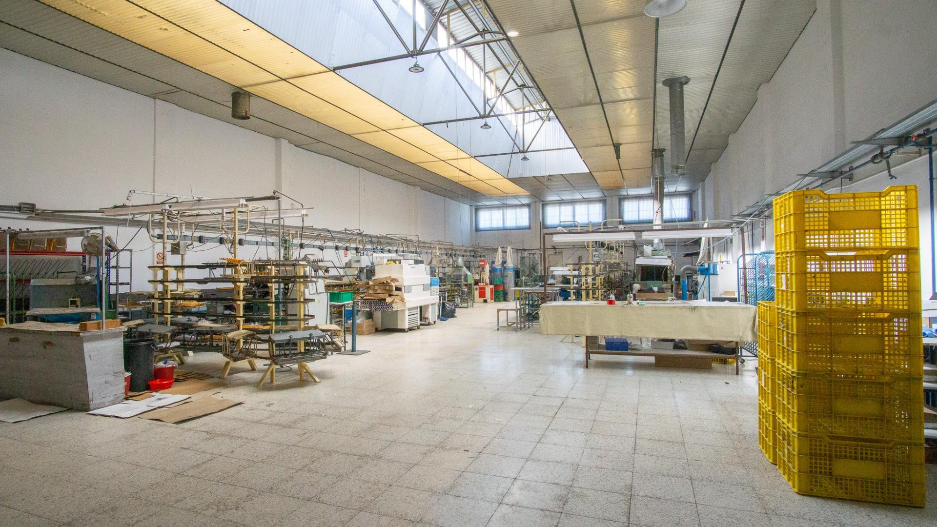 Nave industrial, con maquinaria, cadena e instalaciones para