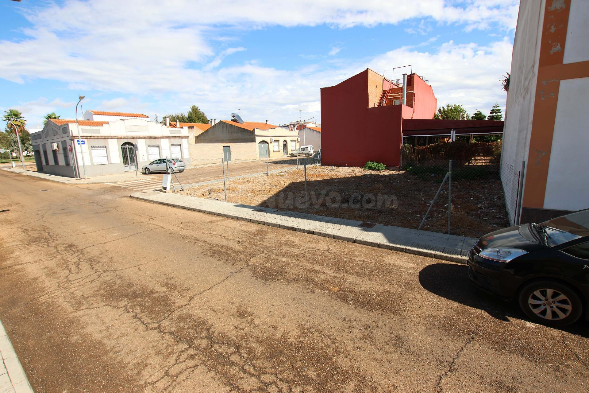 Solar urbano, de esquina en Montijo - foto 2