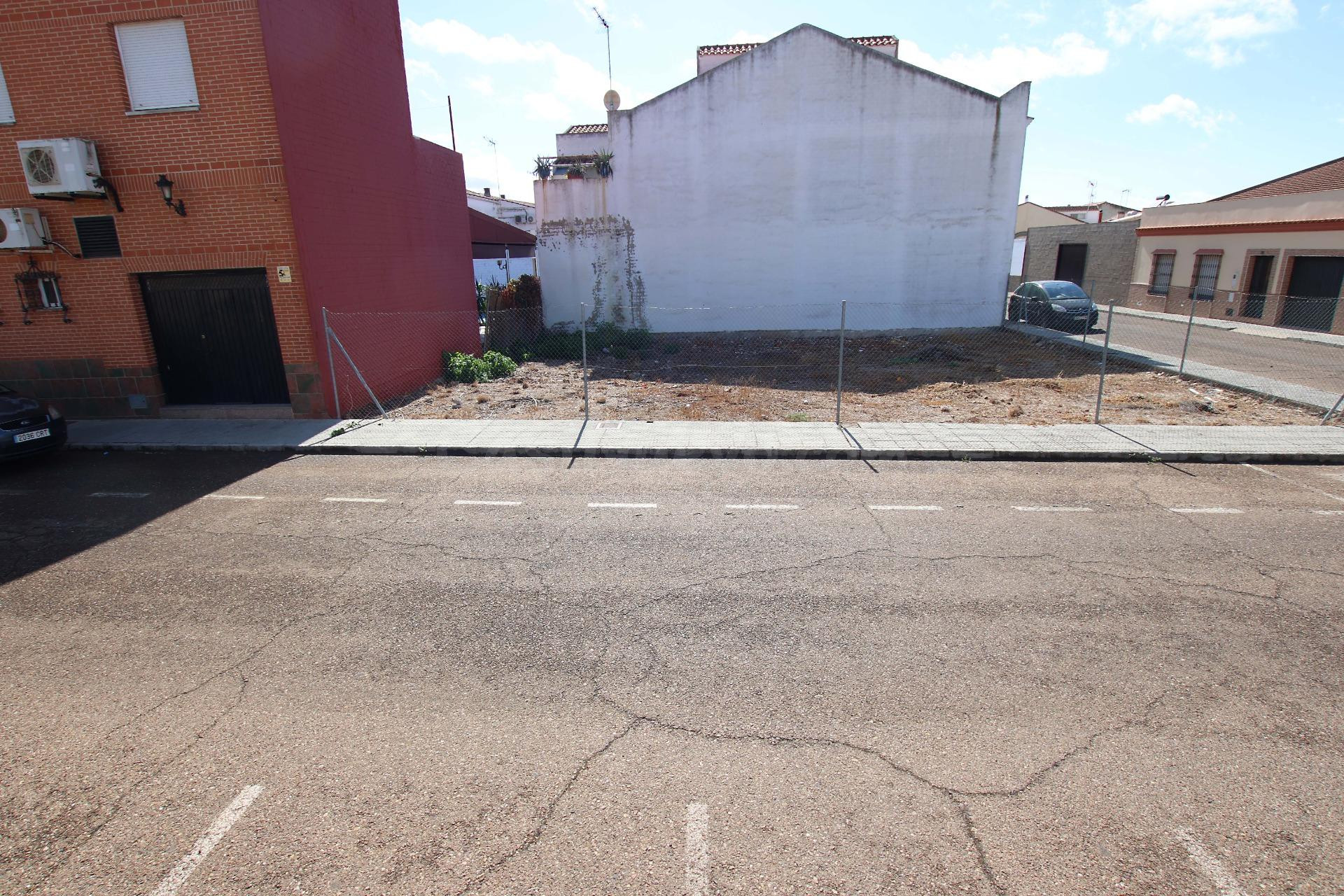 Solar urbano, de esquina en Montijo - foto 3