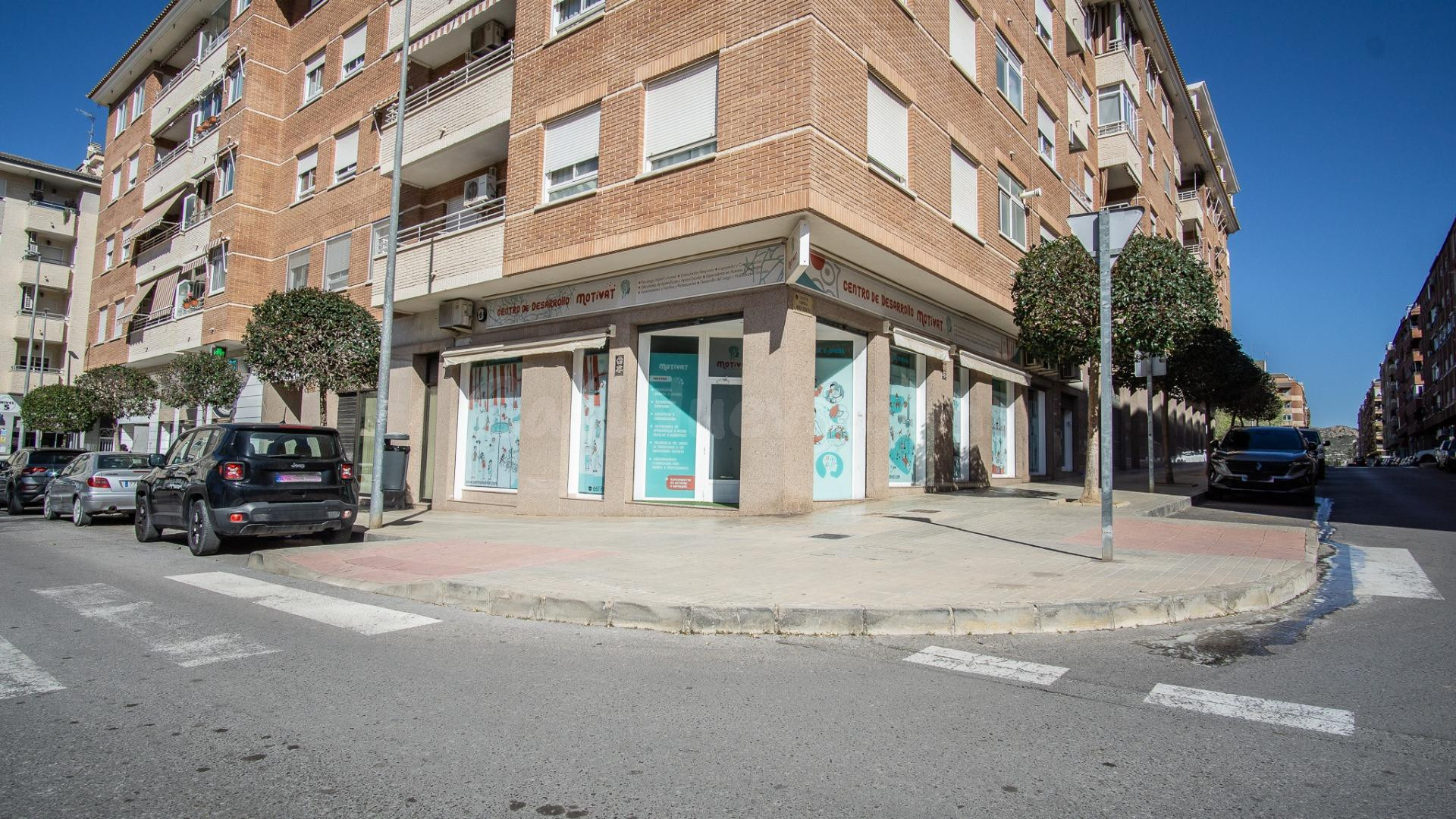 Local esquina en zona Campet-Petrer en venta o como inversió