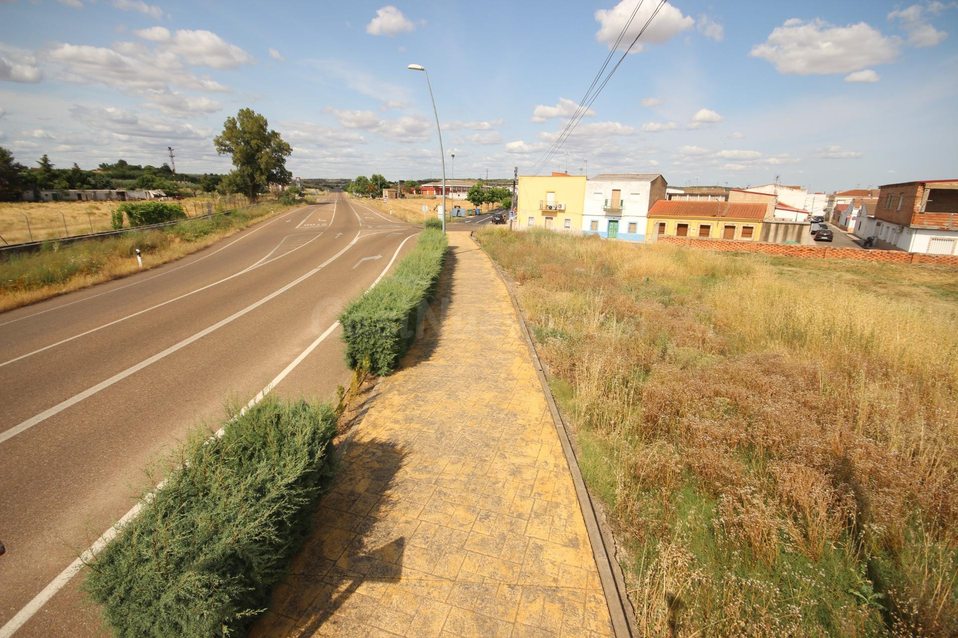 Solar de 430 m en buena zona de la Garrovilla con muchas pos - foto 3