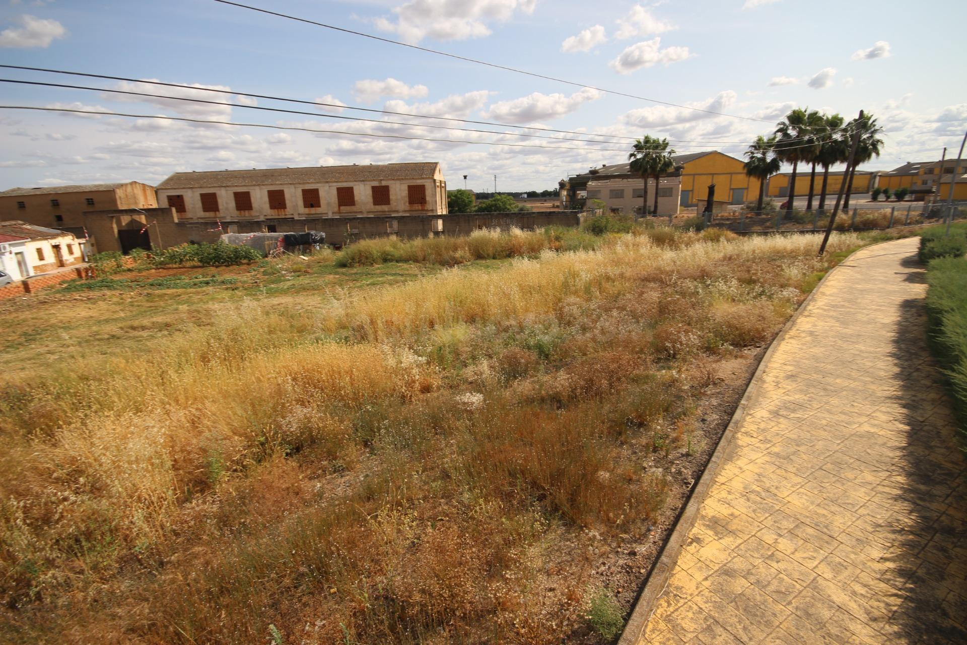 Solar de 430 m en buena zona de la Garrovilla con muchas pos - foto 4