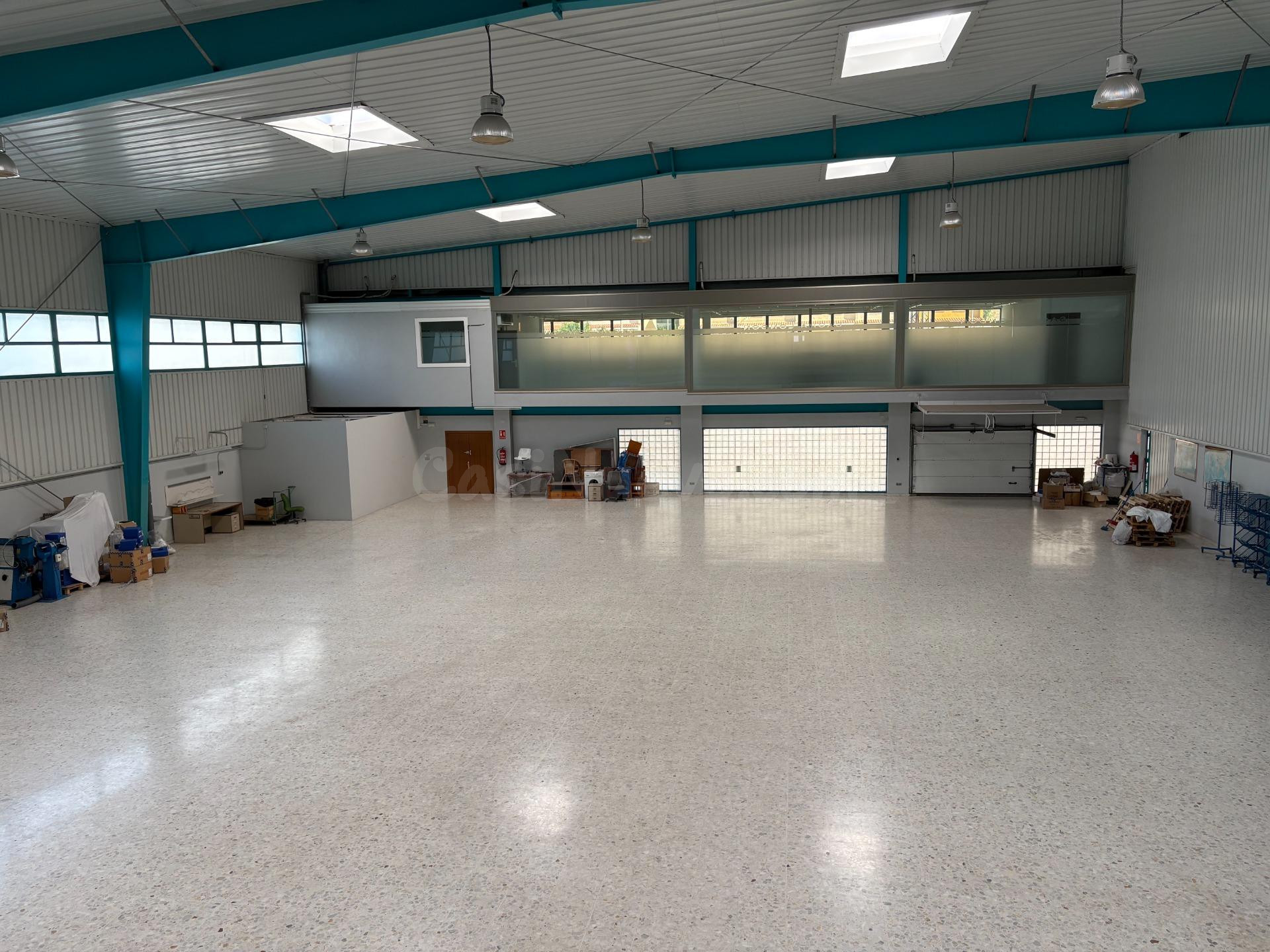 Nave industrial, ideal para almacén y oficinas
