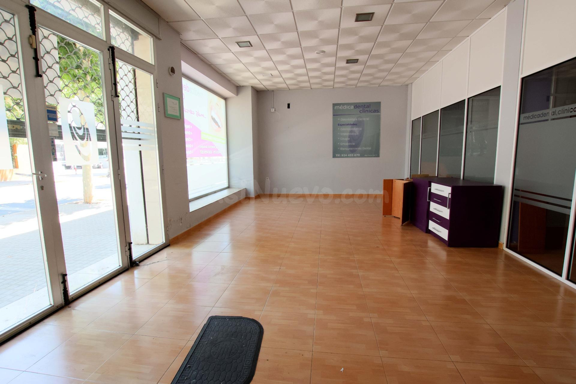 Gran Local en Avda. de Colón - Montijo - foto 2