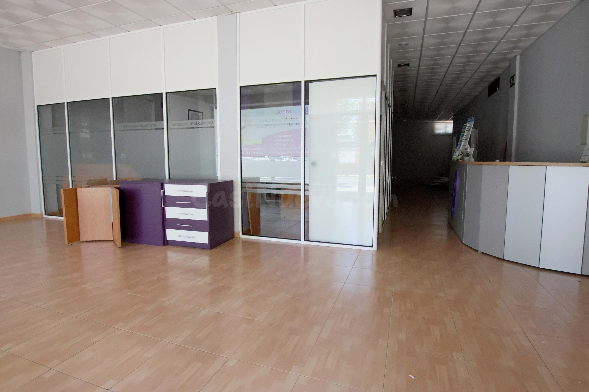 Gran Local en Avda. de Colón - Montijo - foto 5