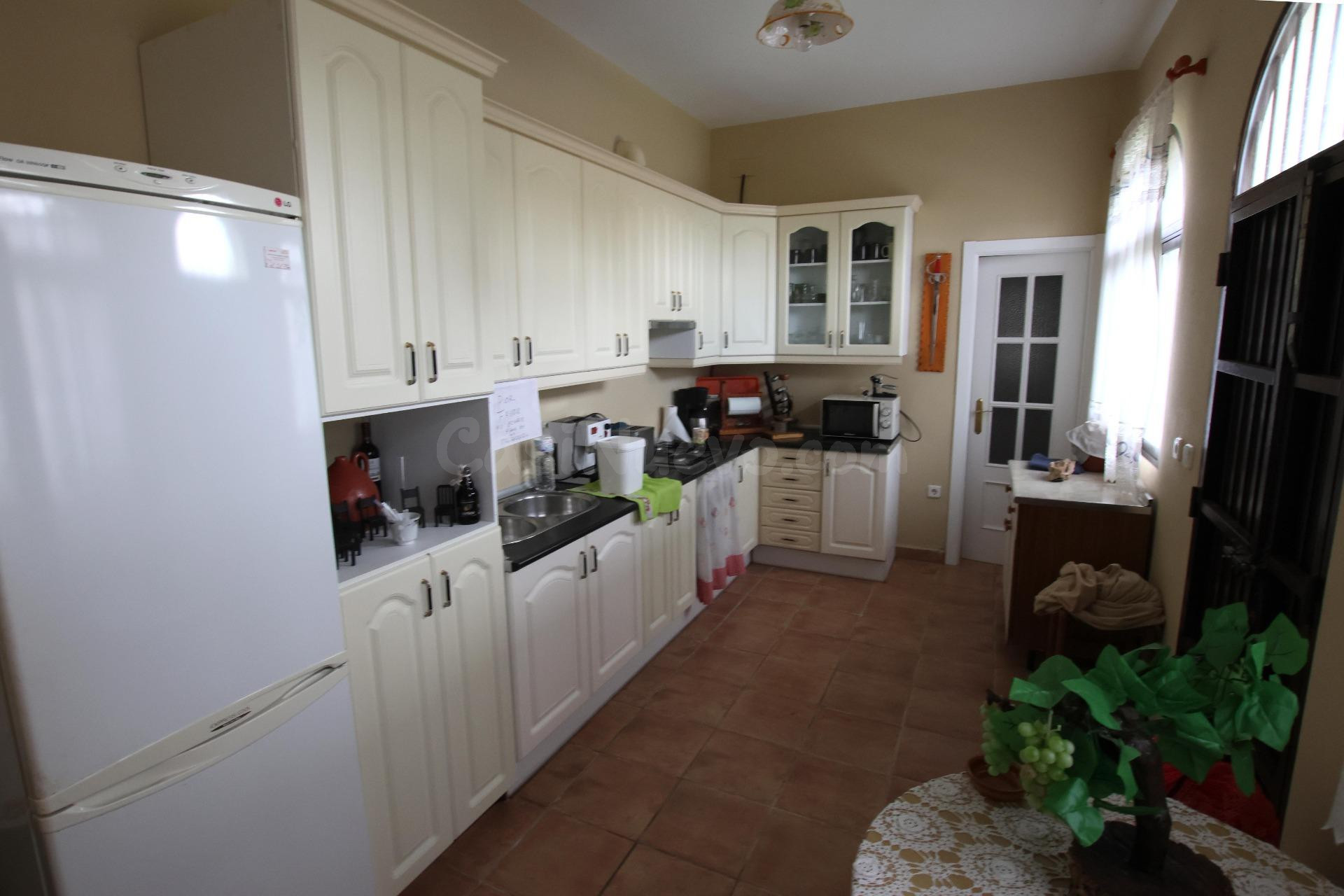 TERRENO CON CASITA A TAN SOLO 2 MINUTOS DE MONTIJO - foto 2