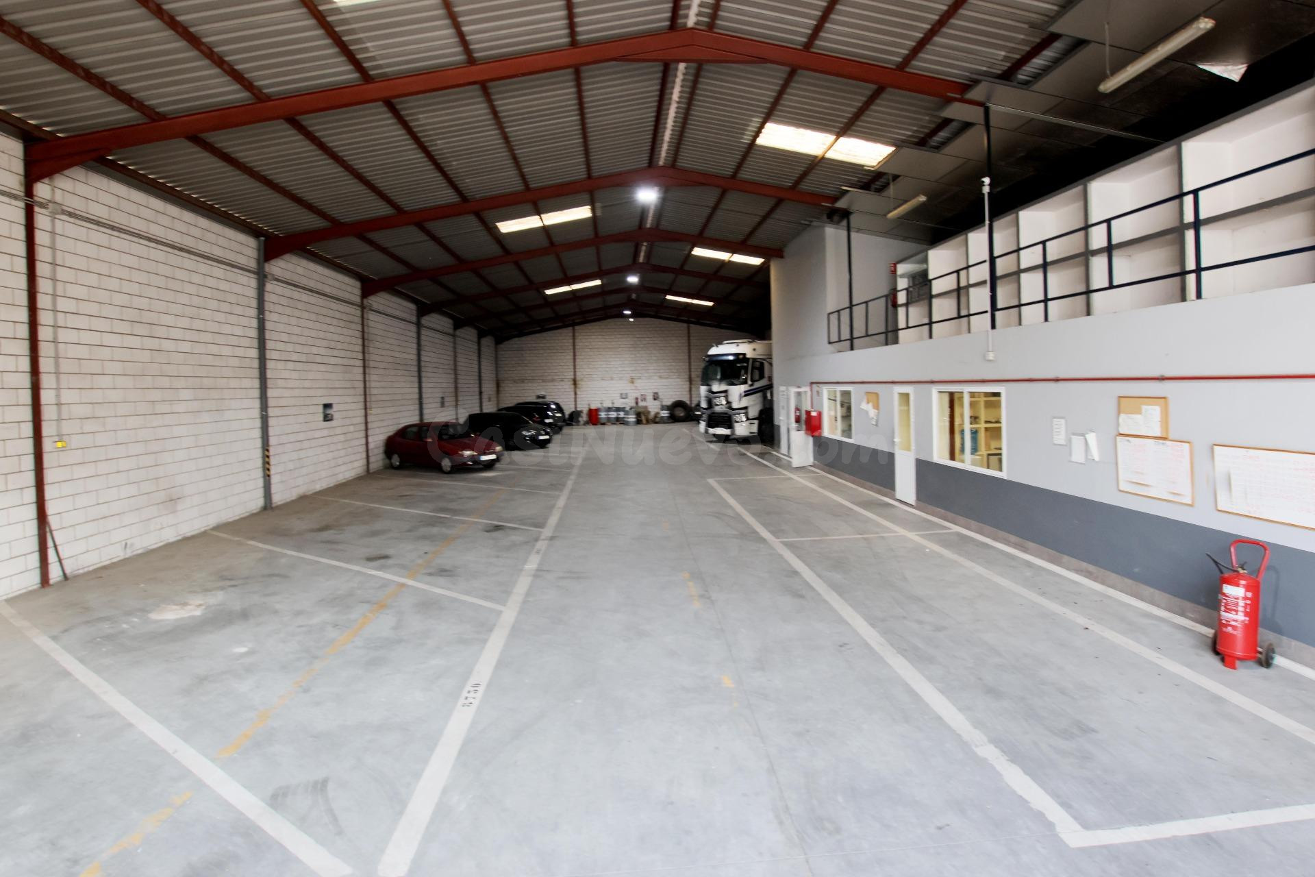 Amplia Nave Industrial en Puebla de la Calzada - Oportunidad