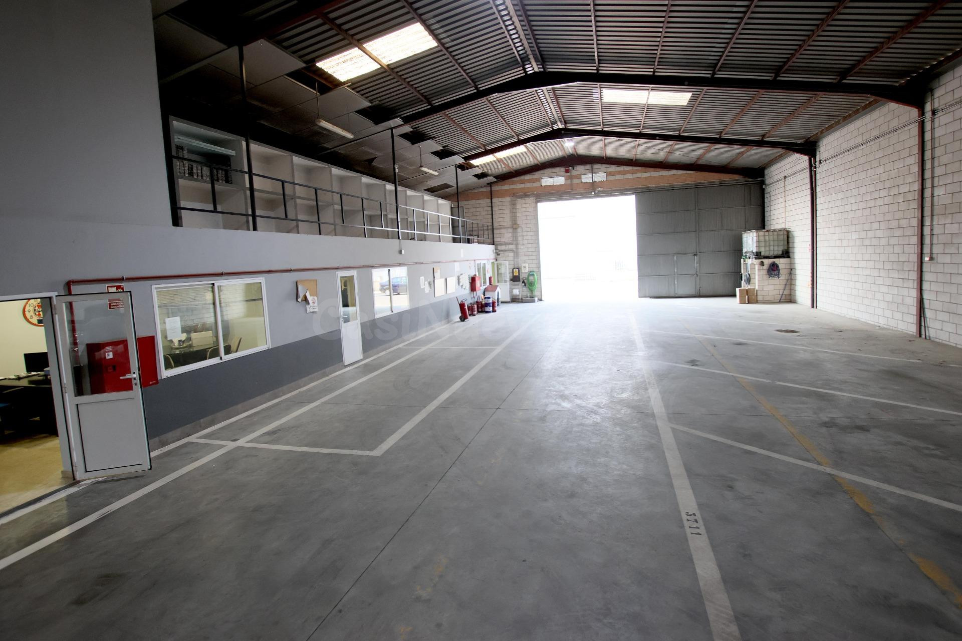 Amplia Nave Industrial en Puebla de la Calzada - Oportunidad - foto 3