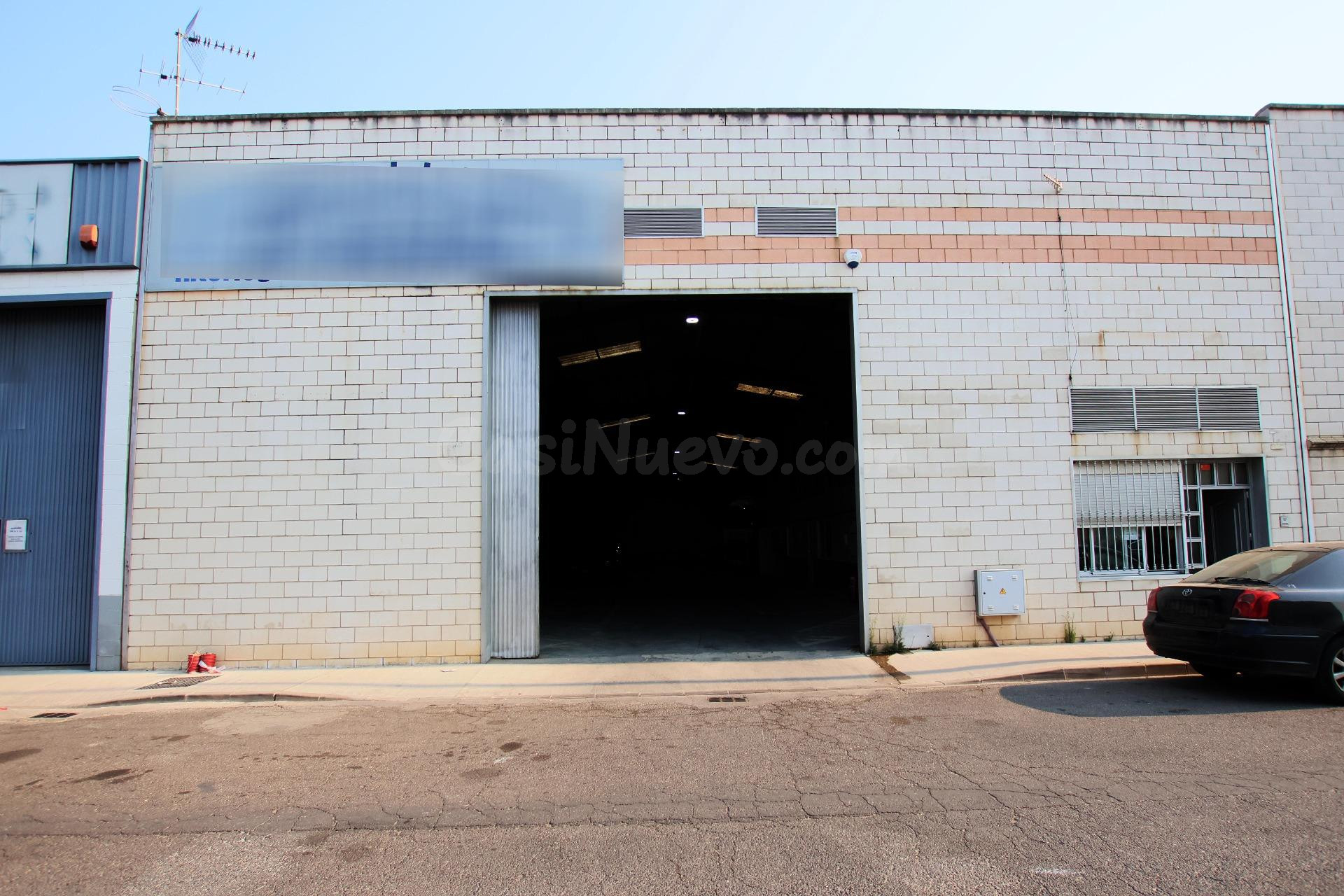 Amplia Nave Industrial en Puebla de la Calzada - Oportunidad - foto 4