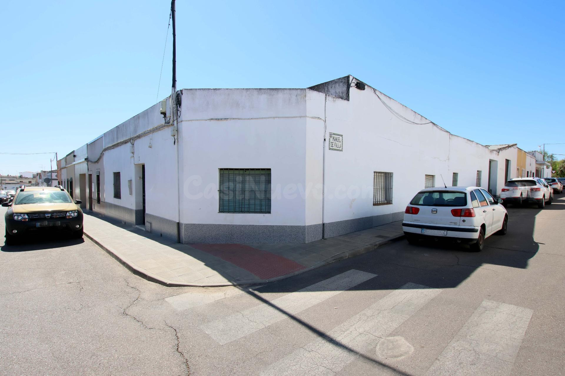 Casa de esquina con garaje independiente, todas las estancia