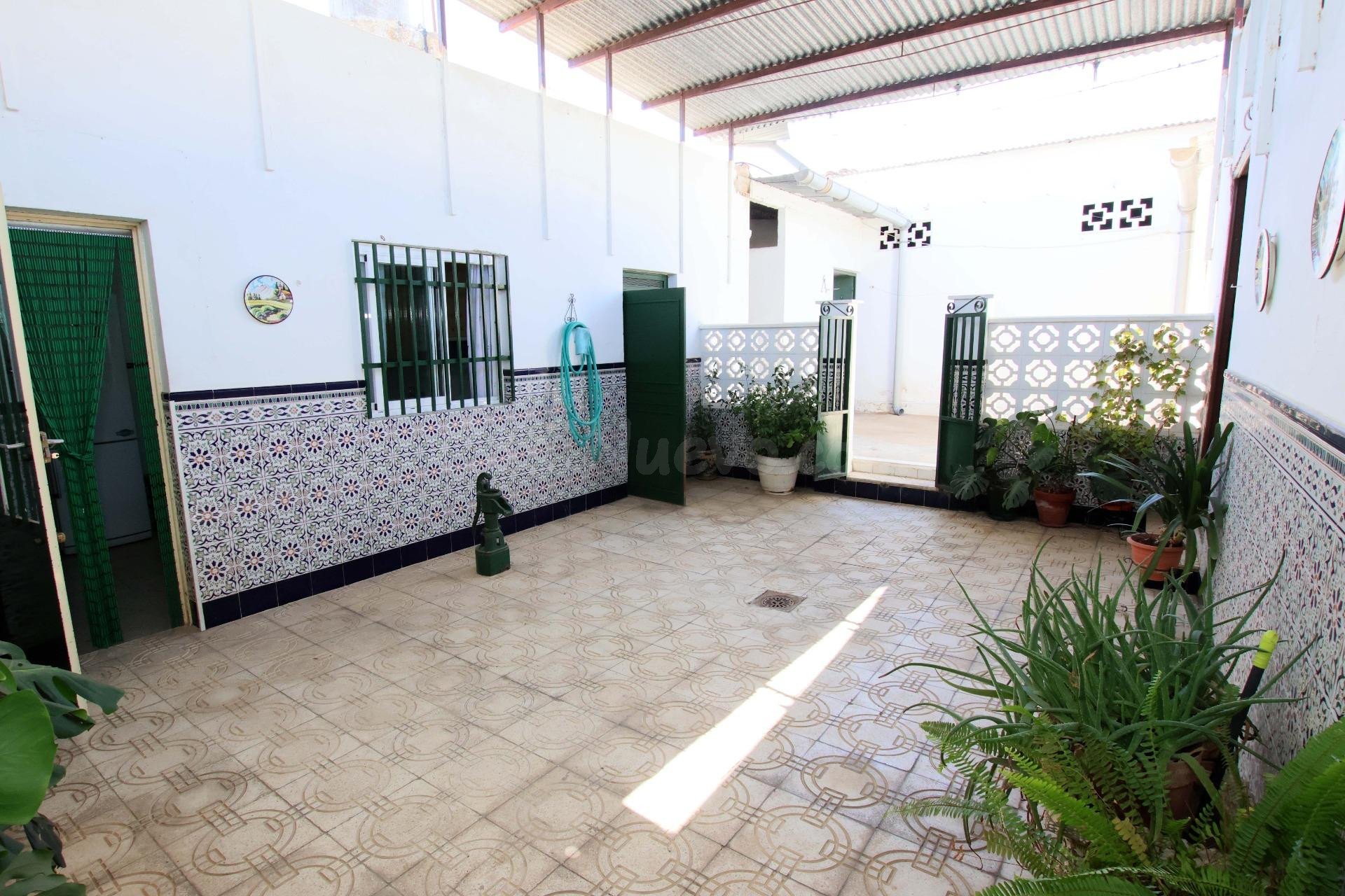 Casa de esquina con garaje independiente, todas las estancia - foto 2