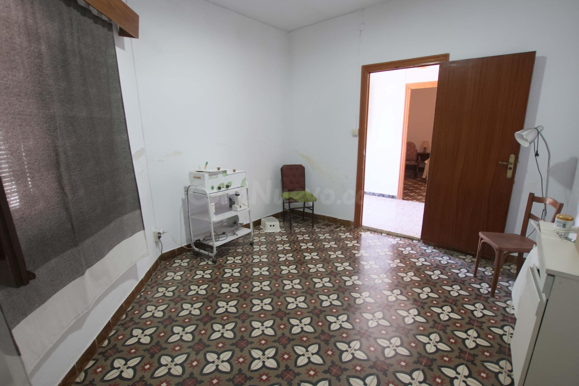 Casa de esquina con garaje independiente, todas las estancia - foto 4