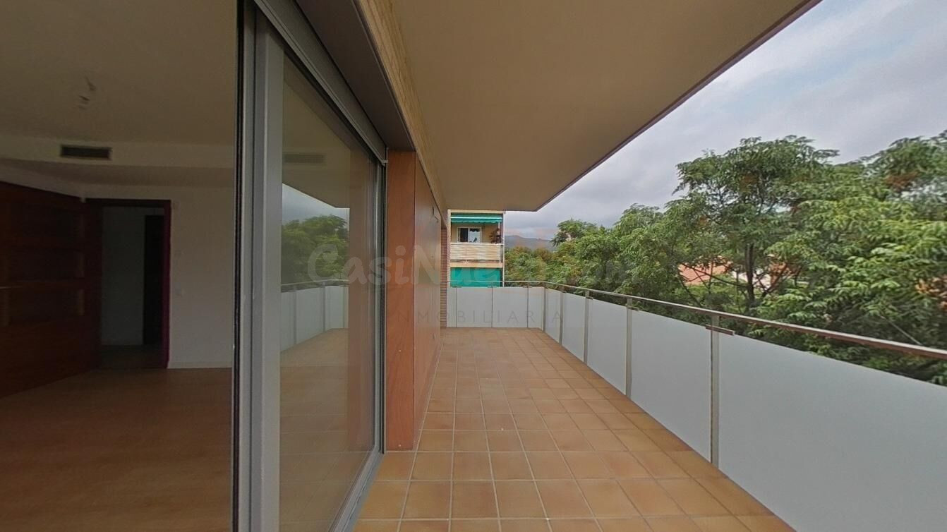 Ático dúplex como nuevo con piscina comunitaria, luz, amplit