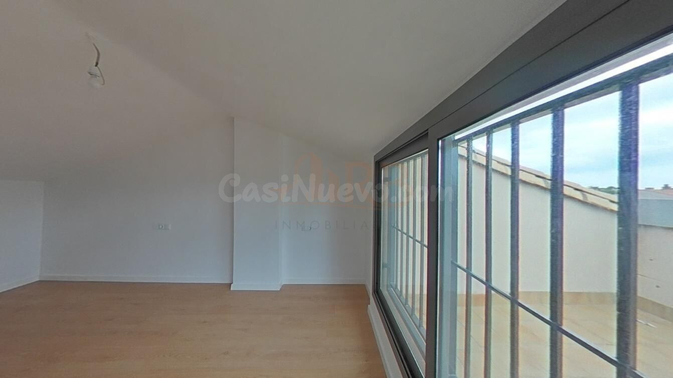 Ático dúplex como nuevo con piscina comunitaria, luz, amplit - foto 4
