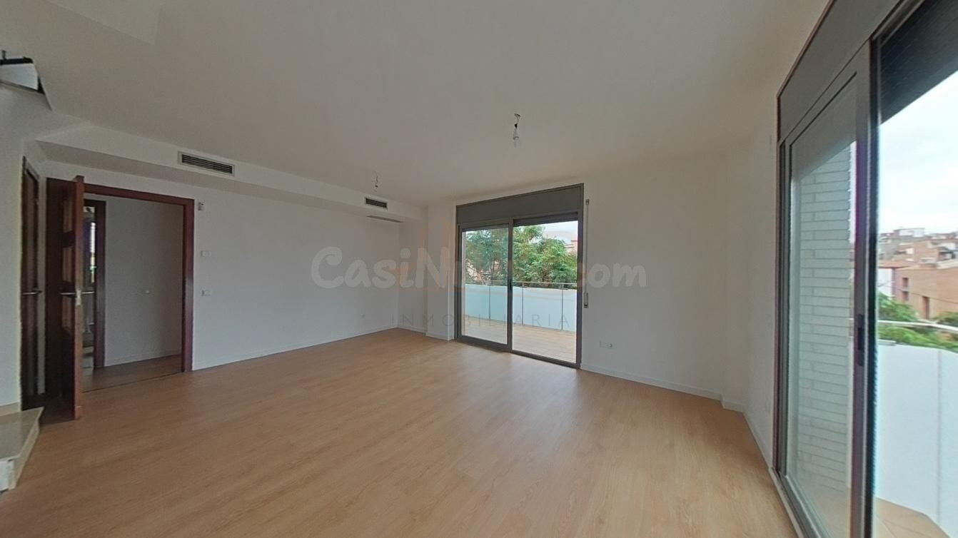 Ático dúplex como nuevo con piscina comunitaria, luz, amplit - foto 5