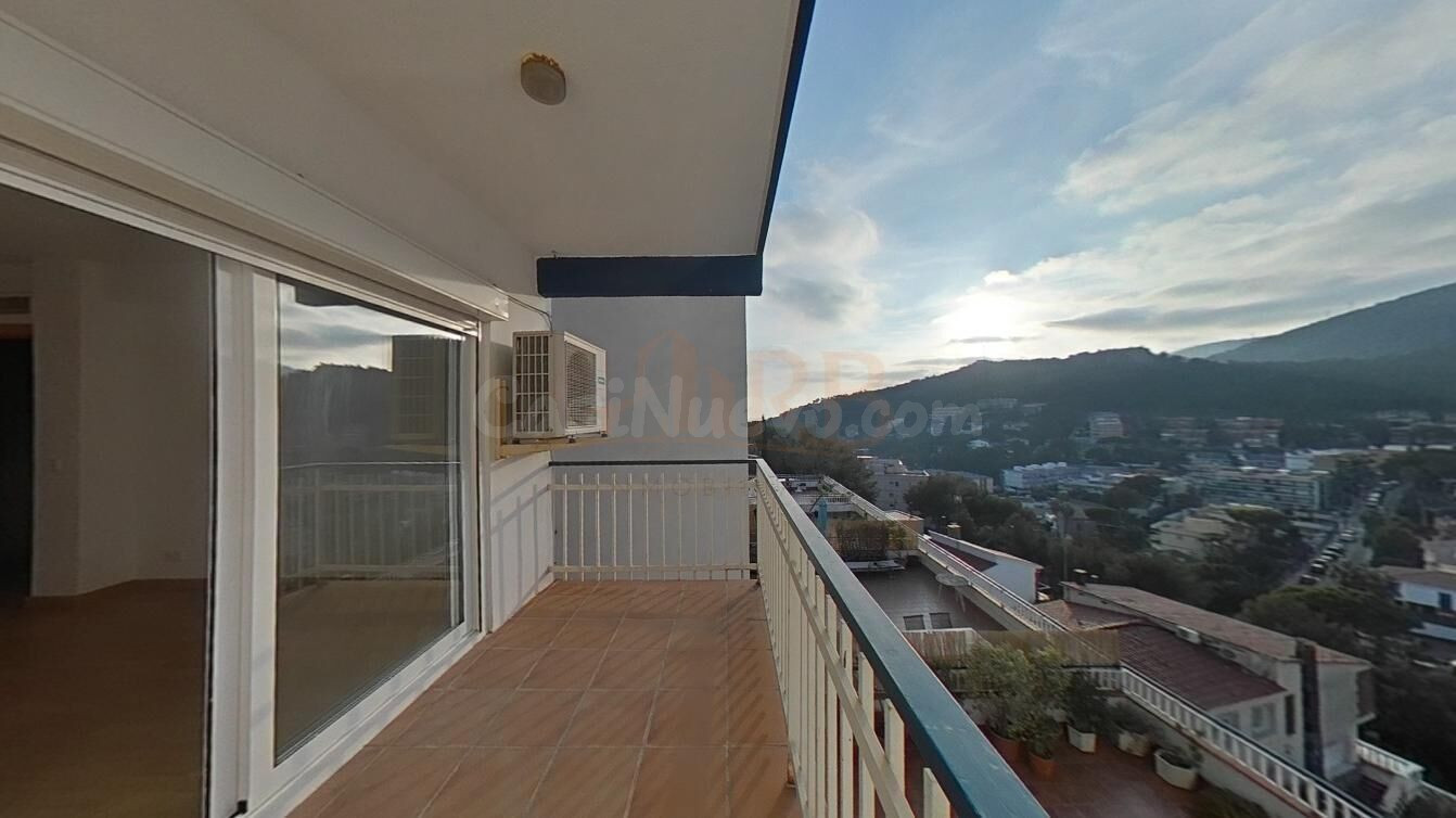 Ático con terraza y vistas al Garraf: una joya difícil de re