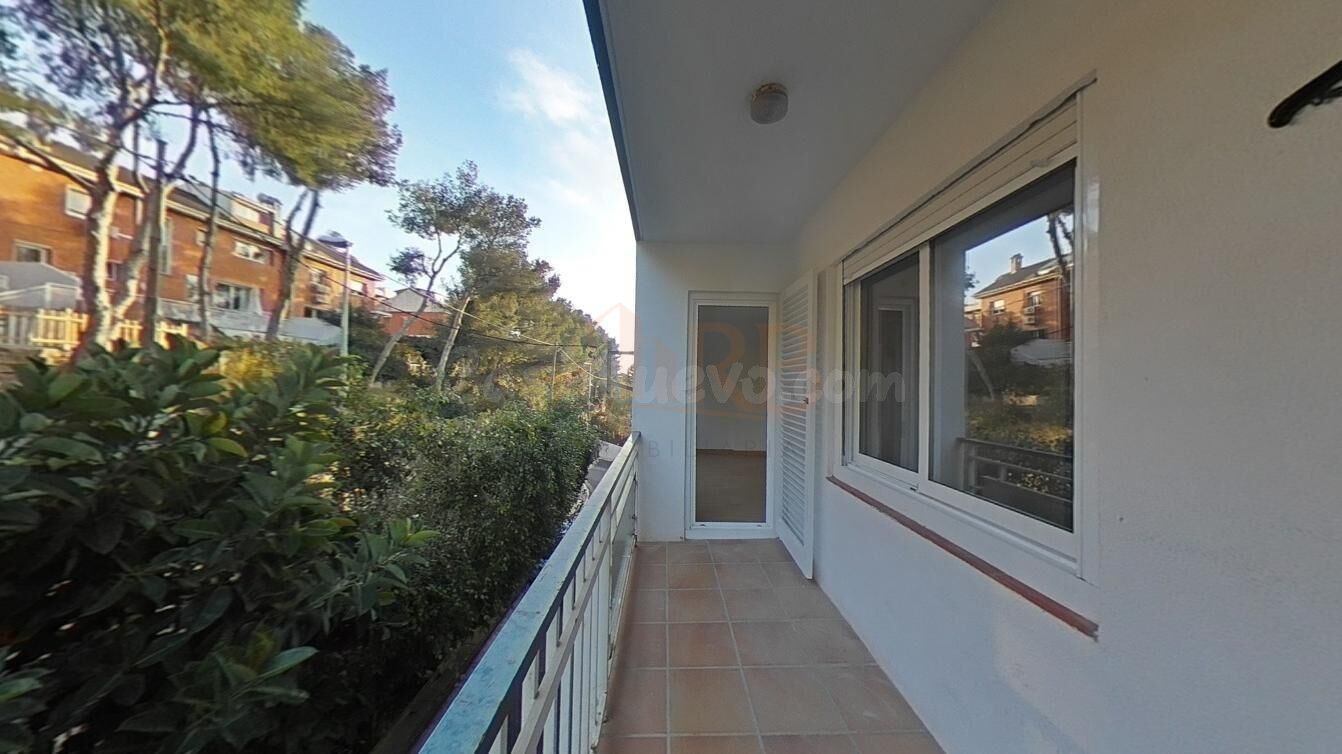 Ático con terraza y vistas al Garraf: una joya difícil de re - foto 2