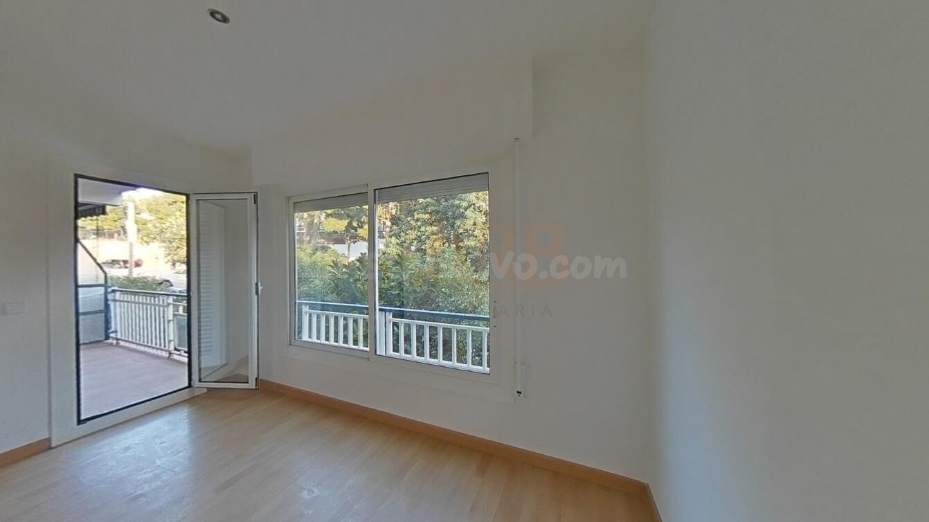 Ático con terraza y vistas al Garraf: una joya difícil de re - foto 5