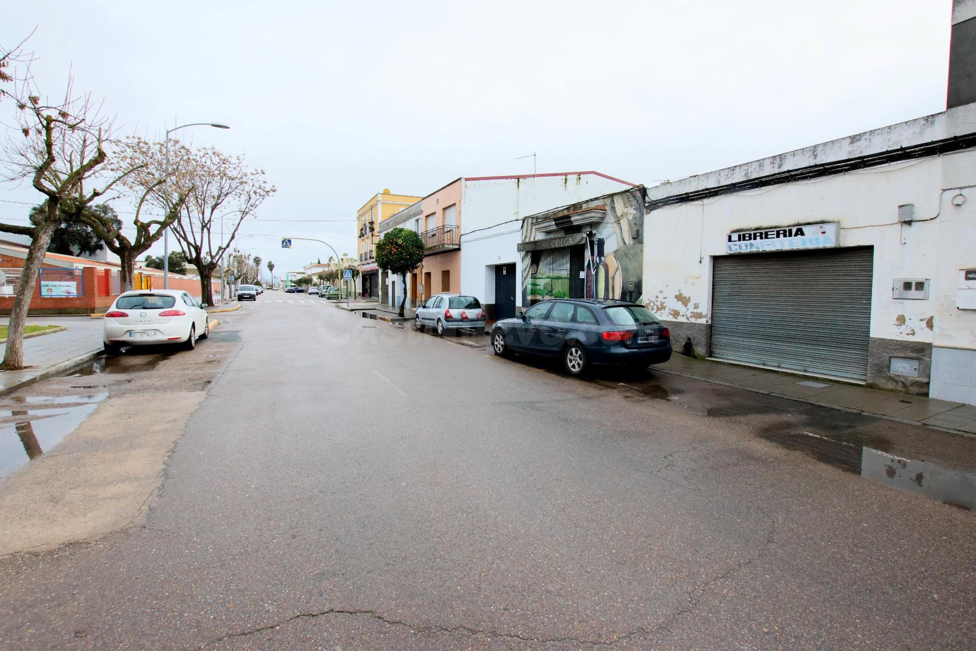 Local comercial en buena zona de Montijo
