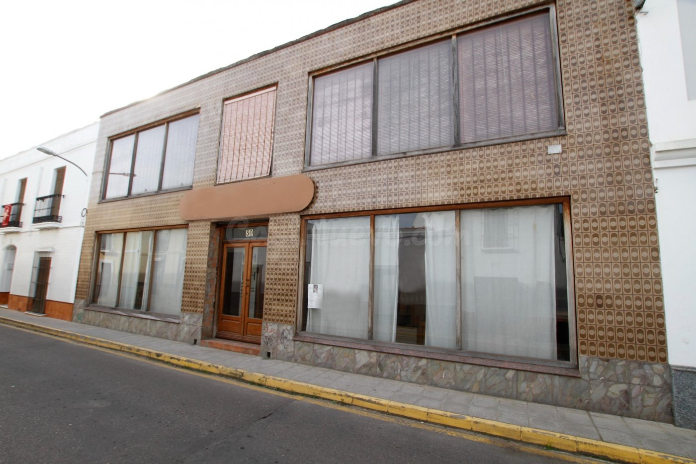 Edificio de dos plantas en calle principal
