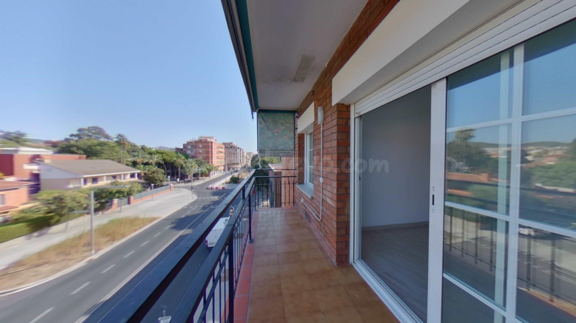 Este piso se alquila fácil: terraza, salón independiente y c