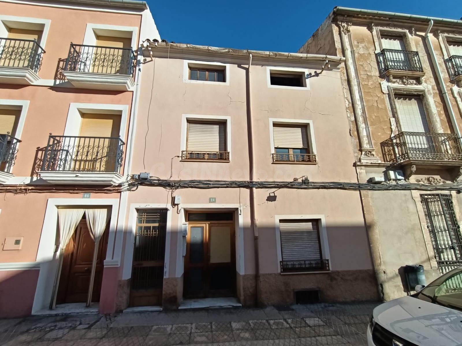 Casa en Almansa: Oportunidad de Inversión