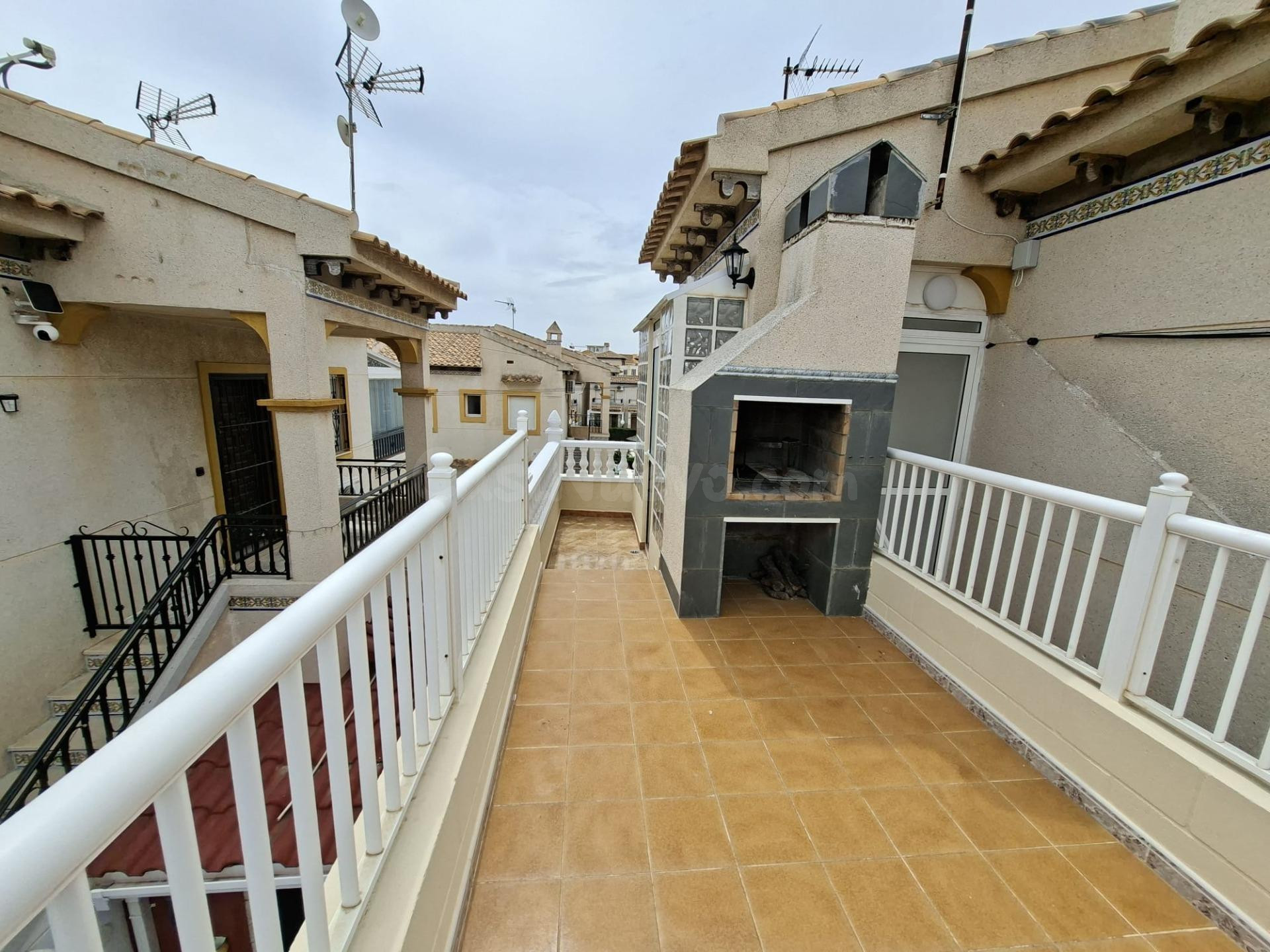 BUNGALOW ALTO CON PISCINA EN URB. HORIZONTE - foto 3