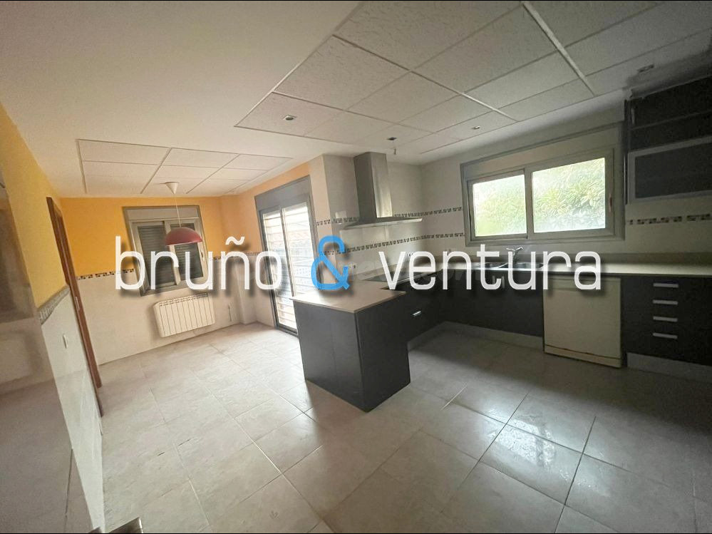 Casa unifamiliar en venta sin posesión OCUPADA en Cubelles –