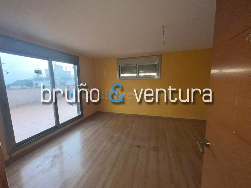 Casa unifamiliar en venta sin posesión OCUPADA en Cubelles – - foto 2