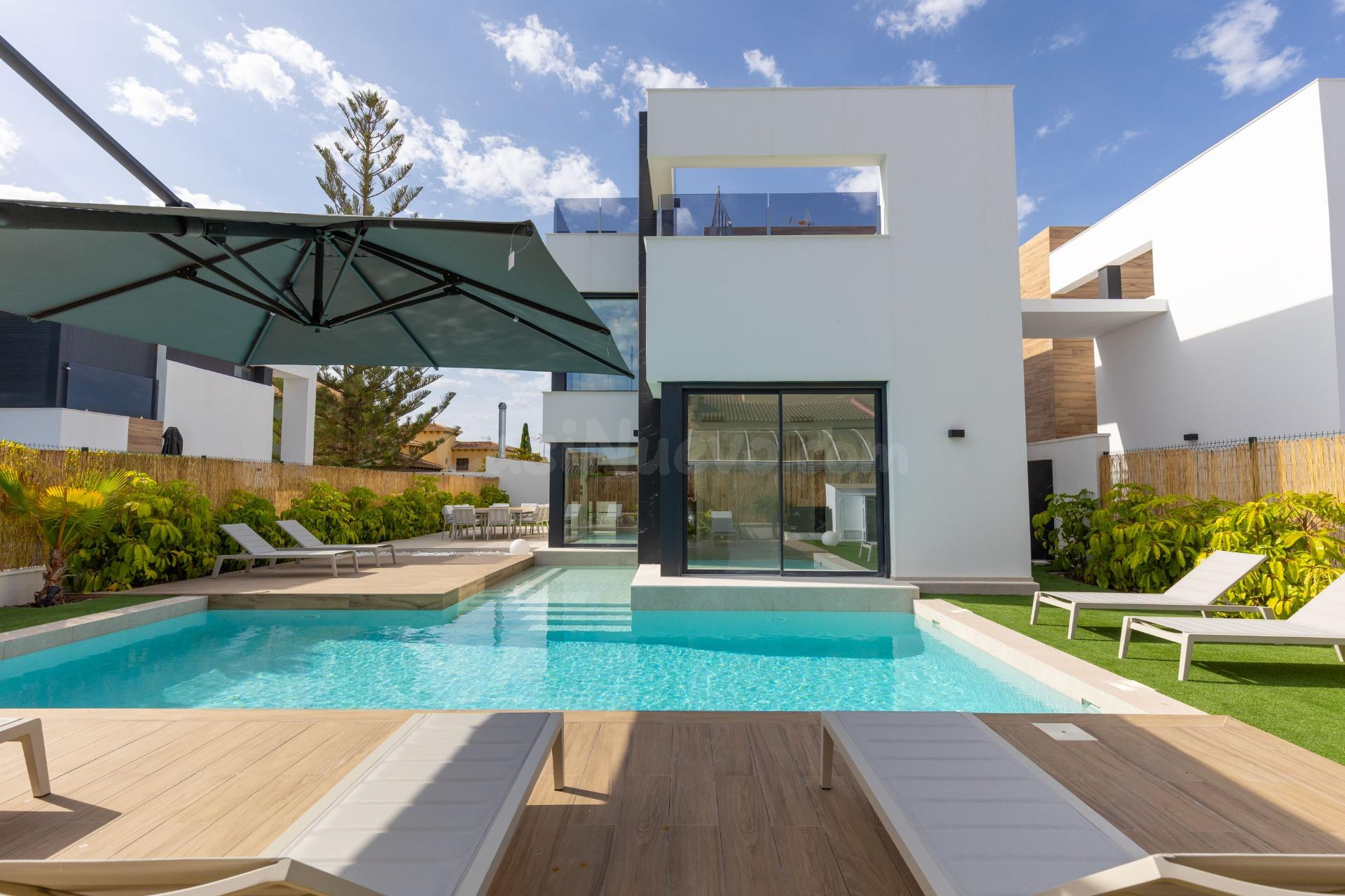 VILLA DE LUJO CON PISCINA EN TORRETA FLORIDA