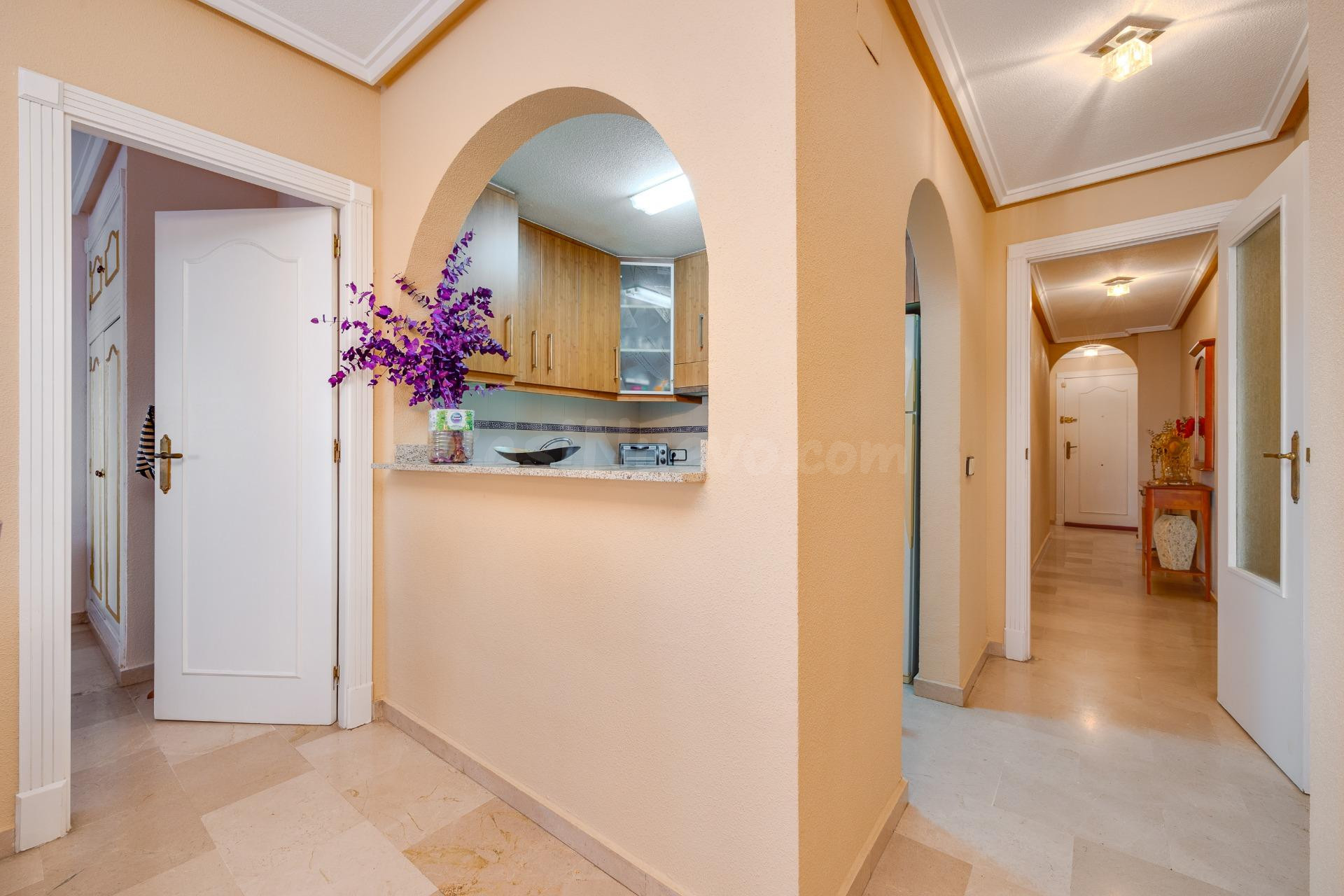 SE VENDE BONITO APARTAMENTO A TAN SOLO 30M. DEL MAR Y EN EL  - foto 4