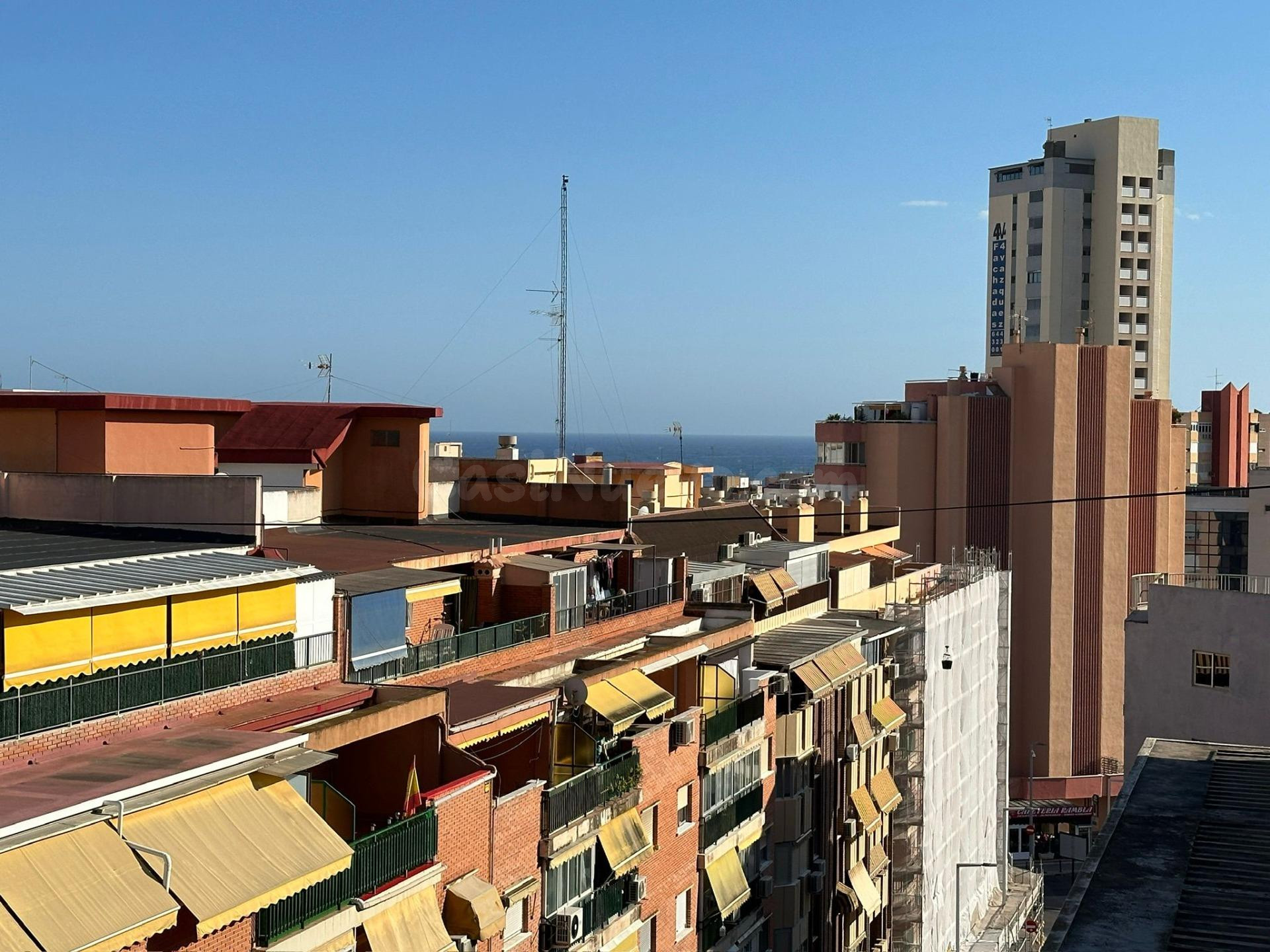 Ático en Venta en el Centro de Benidorm, con Amplia Terraza 