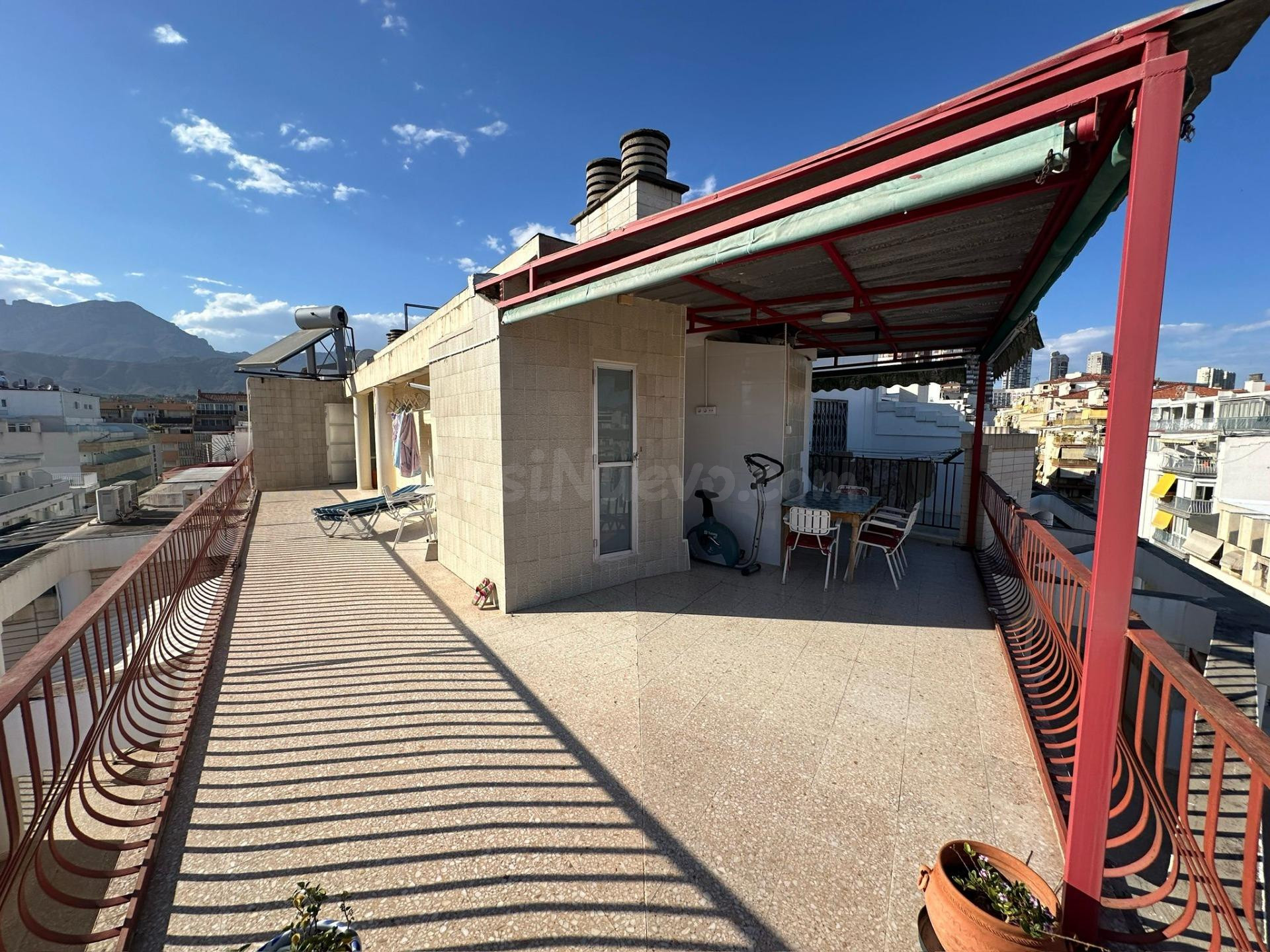 Ático en Venta en el Centro de Benidorm, con Amplia Terraza  - foto 2