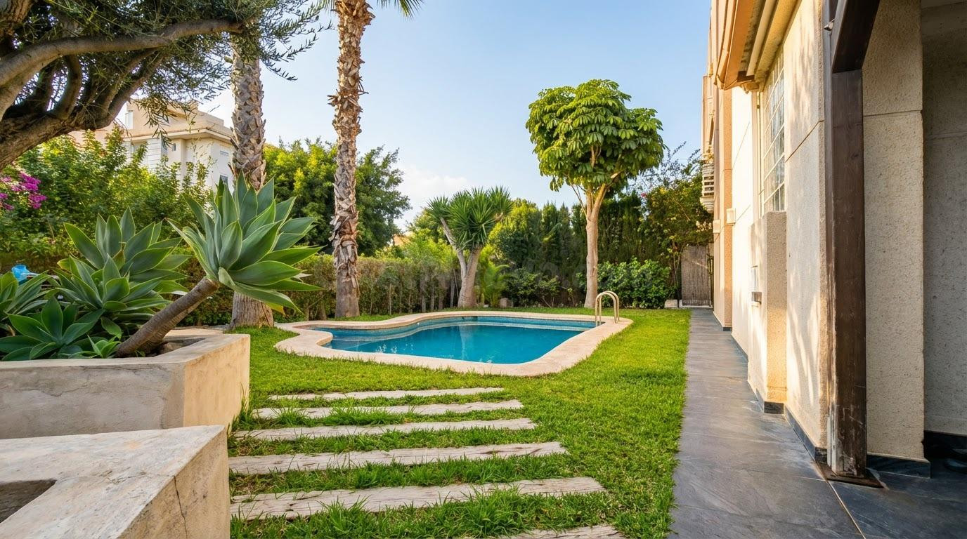 Exclusivo pareado con piscina privada en Primera línea del c