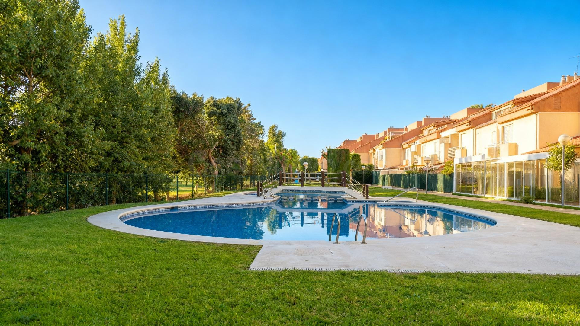 Exclusivo pareado con piscina privada en Primera línea del c - foto 3