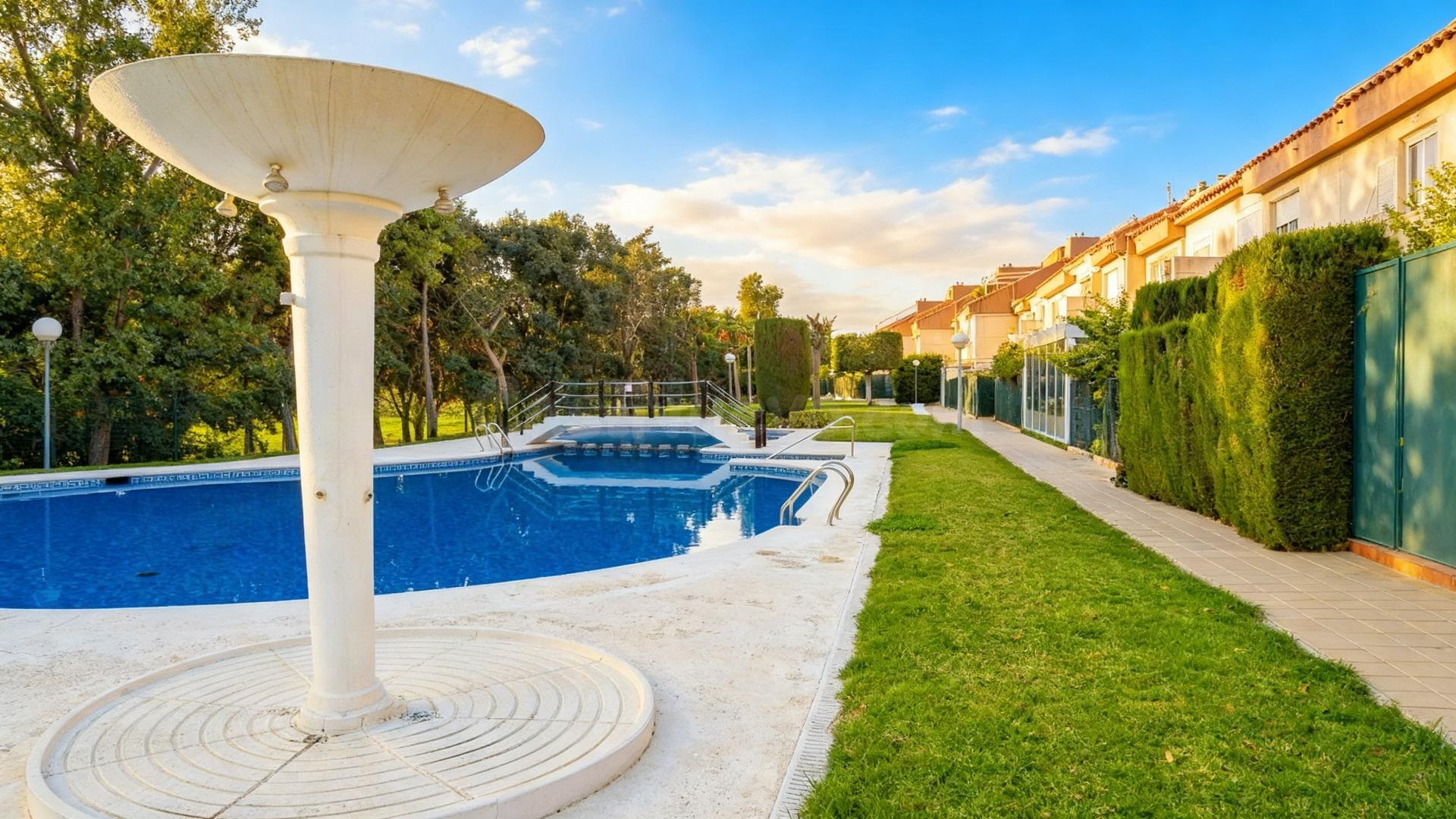 Exclusivo pareado con piscina privada en Primera línea del c - foto 4
