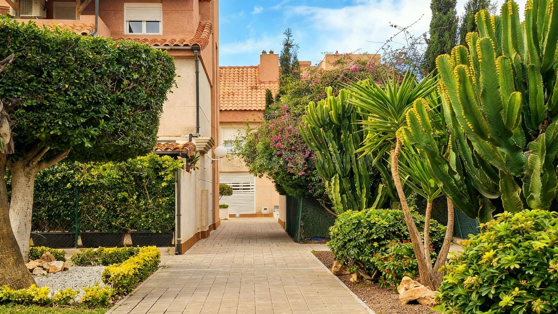 Exclusivo pareado con piscina privada en Primera línea del c - foto 5