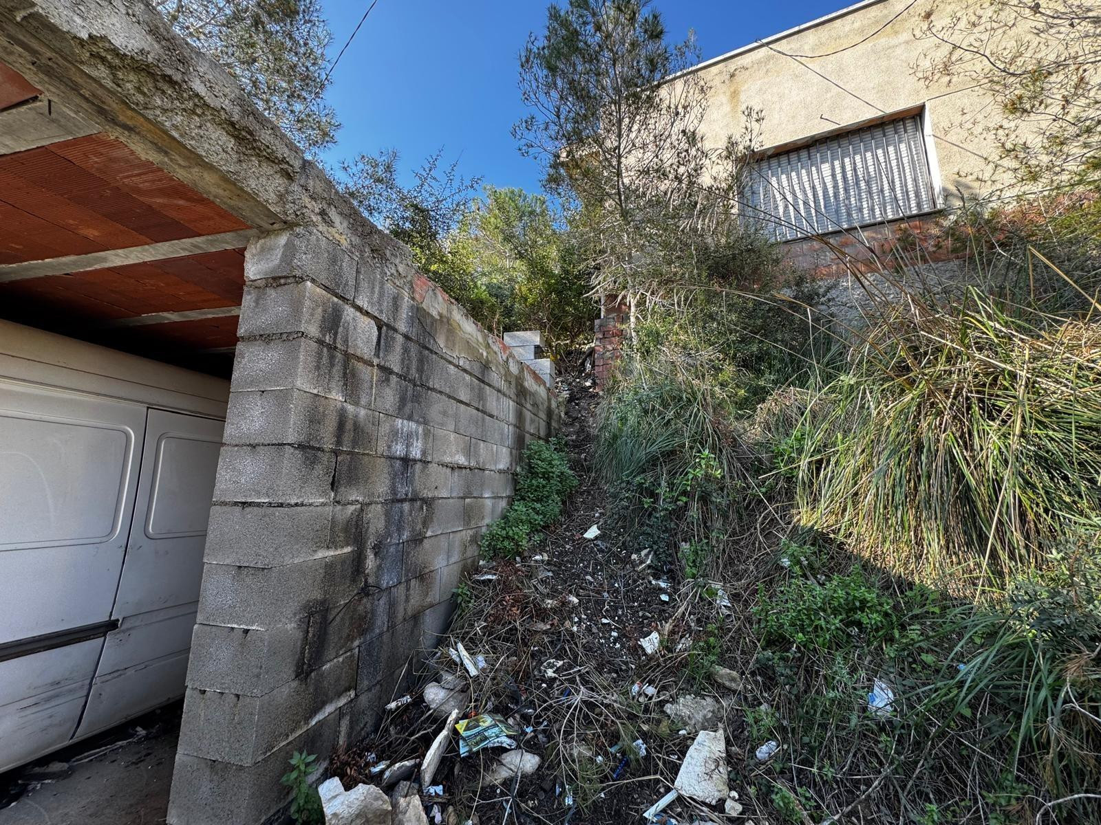 Casa para reformar con gran potencial y amplio jardín en Can