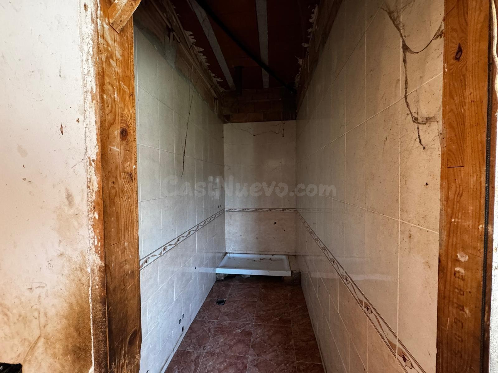 Casa para reformar con gran potencial y amplio jardín en Can - foto 3