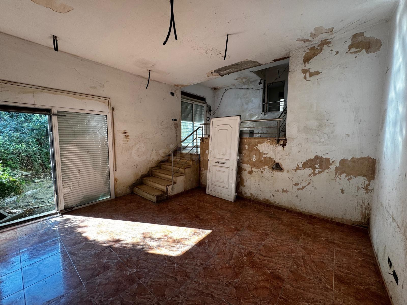 Casa para reformar con gran potencial y amplio jardín en Can - foto 4