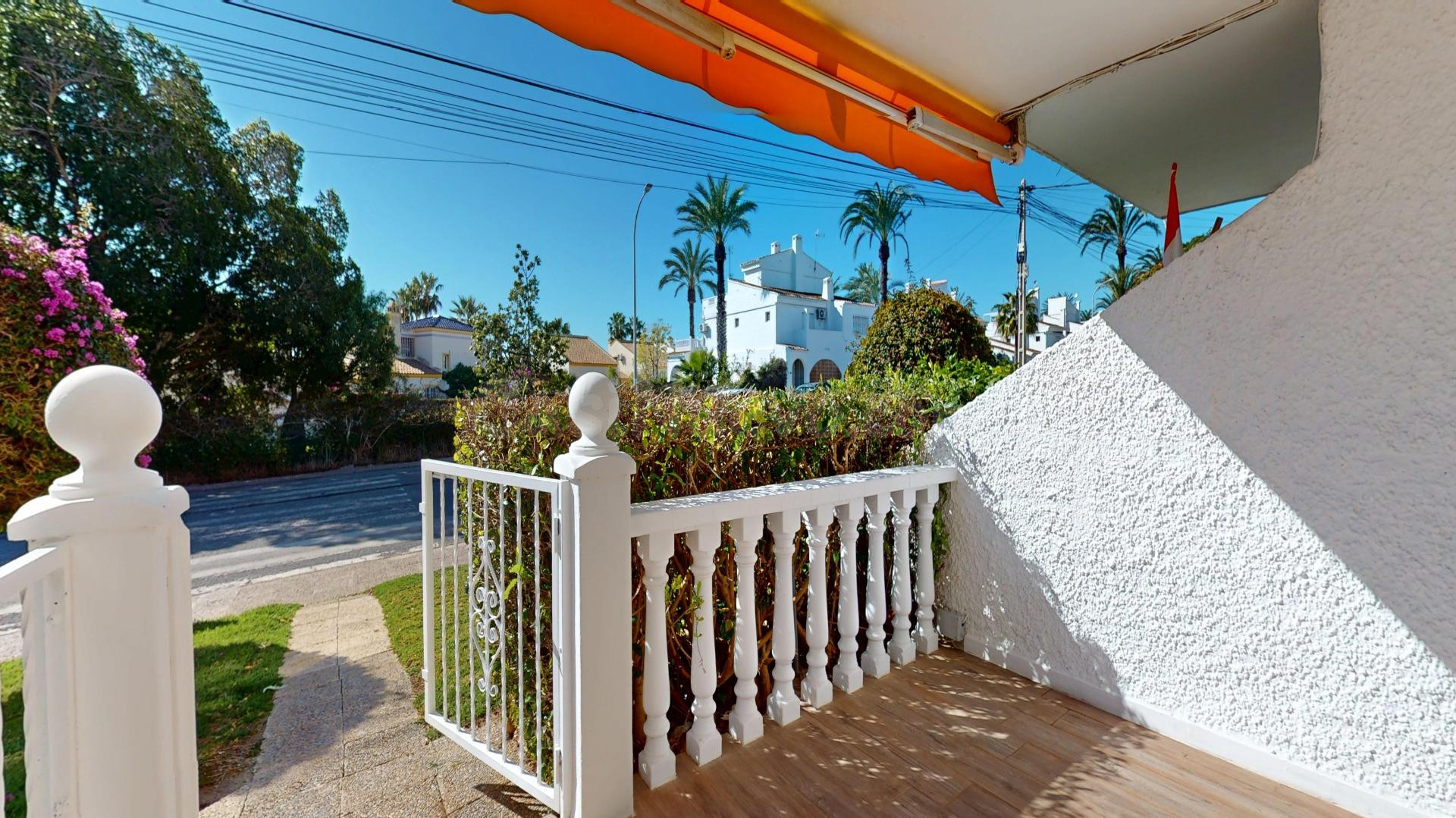 Bungalow reformado con gran terraza y ubicación estratégica  - foto 2